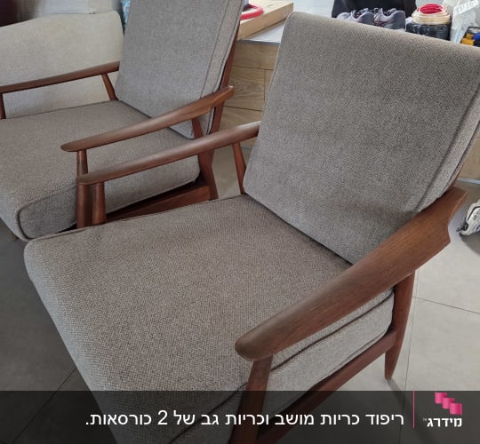 שתי כורסאות עץ בסגנון וינטג